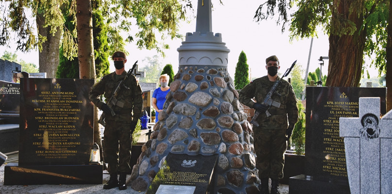 Warta honorowa podczas uroczystości przy odnowionej mogile i tablicach z nazwiskami żołnierzy poległych w walkach z bolszewikami [Foto: UG Sochocin]