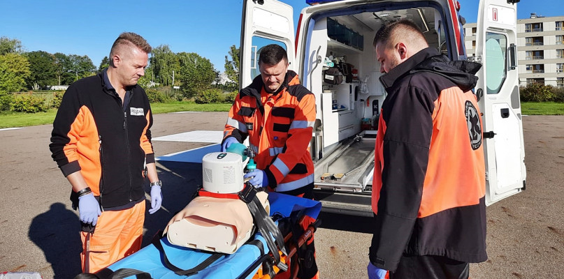 Nasi ratownicy medyczni prezentują działanie nowych urządzeń do resuscytacji pacjenta [Foto: Łukasz Wielechowski]