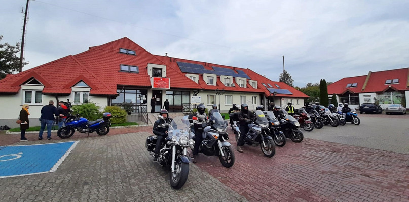 Motocykliści przed siedzibą władz Czerwińska [Foto: Łukasz Wielechowski]