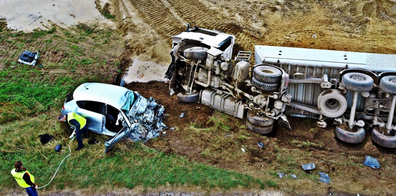 W czołowym zderzeniu seata z ciężarówką zginęła 21-letnia kobieta [Foto z drona]