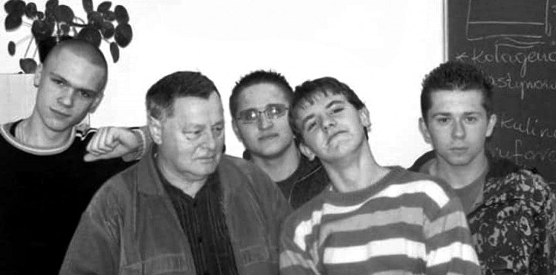 Od lewej: Piotrek, śp. Andrzej Małecki, Sebastian, Arek i Łukasz na jednej z lekcji polskiego w ZS nr 2 w Płońsku [Foto: zbiory prywatne/2007]