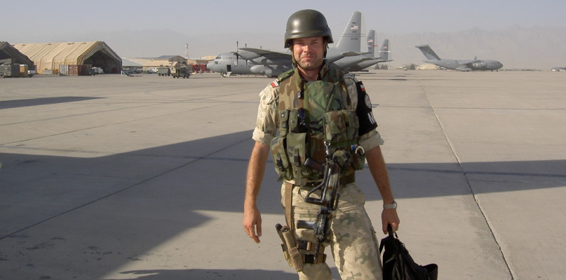 Artur Zybała na lotnisku w Bagram w Afganistanie [2007 rok/zbiory prywatne]
