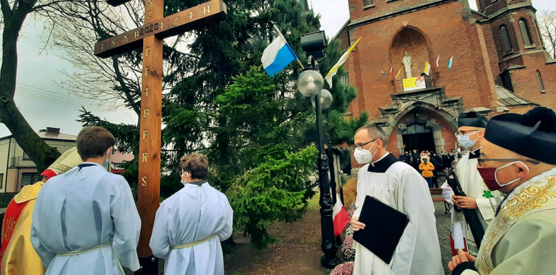 Podczas niedzielnych uroczystości przed kościołem w Baboszewie, gdzie stanął krzyż epidemiczny [Foto: Łukasz Wielechowski]