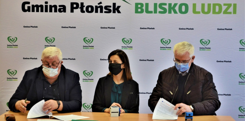 30 listopada władze Gminy Płońsk podpisały umowę z wykonawcą termomodernizacyjnej inwestycji [Foto: zbiory urzędowe]