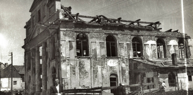 Płońsk, ulica Warszawska, 1951 rok. Na zdjęciu ruiny XVIII-wiecznej synagogi żydowskiej. Obecnie w jej miejscu usytuowany jest budynek Zakładu Ubezpieczeń Społecznych [zdjecie ze zbiorów PDDM Płońska]