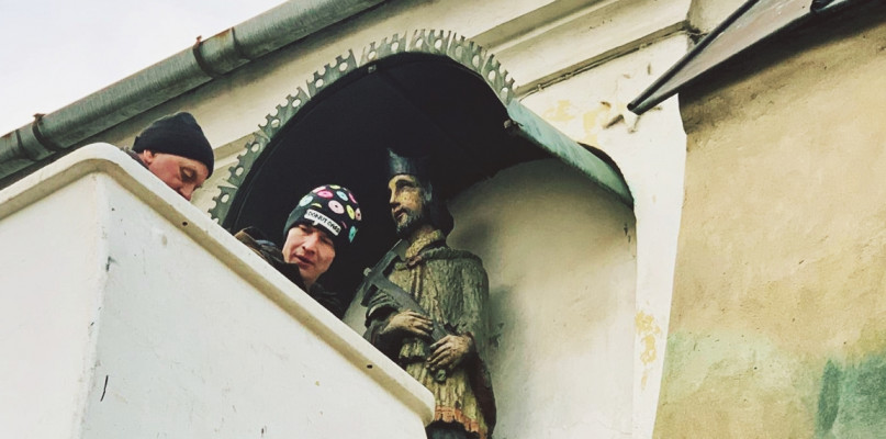 Figura św. Jana Nepomucena z XVIII w. z powrotem trafiła na ścianę budynku dawnego klasztoru [Foto: zbiory parafii]