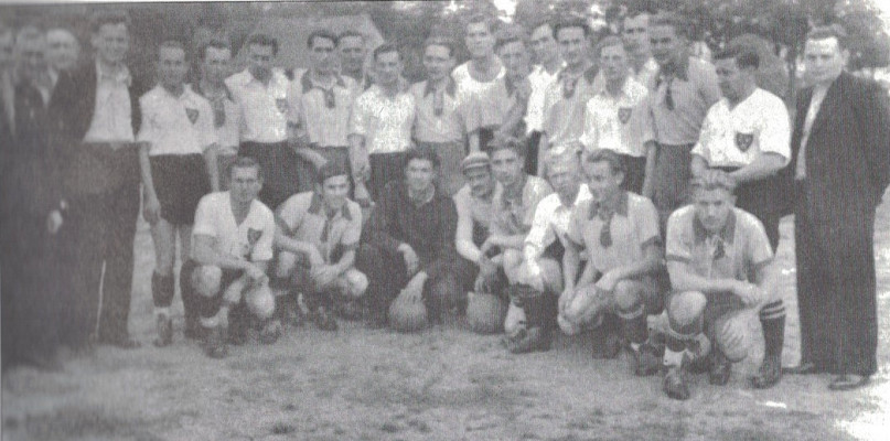 Wspólne zdjęcie drużyn ZWM 'Wolność' Płońsk i OM TUR Płock w dniu 23 września 1945 roku. Zawodnicy Płońska w białych koszulkach z emblematem 