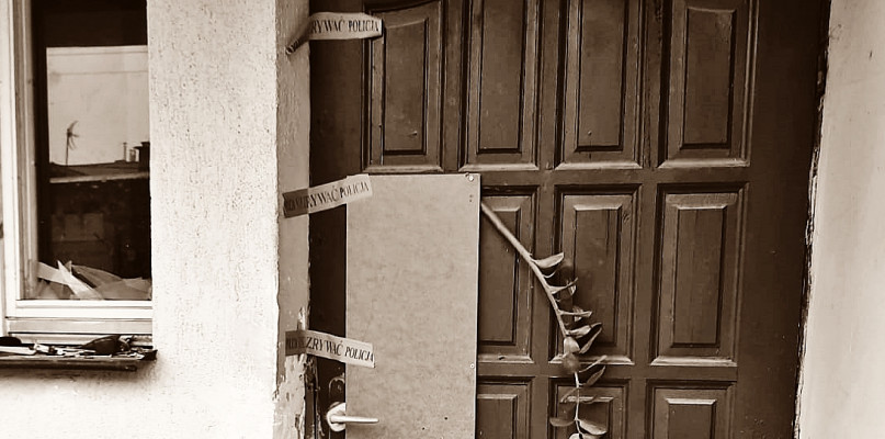 To za tymi drzwiami w budynku przy ul. Klonowej doszło do zdarzeń, które są obecnie przedmiotem śledztwa organów ścigania [Foto: ŁW]