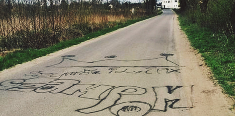 Na zdjęciu tylko jeden z napisów, który znalazł się na drodze w Szerominku [Foto: Od Czyteliczki]