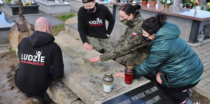W ubiegłą sobotę ekipa Fundacji 'Ludzie są Najważniejsi' odwiedziła Radzymin i wspólnie z Jednostką Strzelecką 1006 Płońsk i panią sołtys podjęła się prac na lokalnym cmentarzu, na mogile powstańczej [foto: zbiory fundacji]
