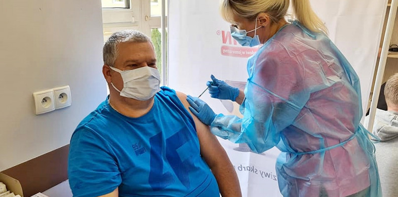 Pierwszy z pacjentów, którego zaszczepiono w punkcie szczepień powszechnych płońskiego szpitala [Foto: SPZ ZOZ Płońsk]