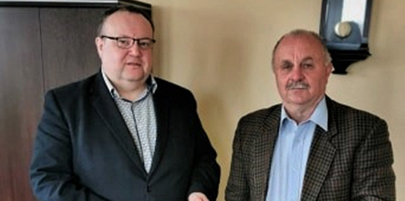 Od lewej: bumistrz Mariusz Godlewski i dyrektor SP Dariusz Mosakowski [Foto: Archiwum/UM Raciąż]