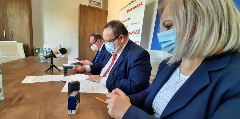Moment podpisywania umowy na dofinansowanie inwestycji drogowej w Raciążu [Foto: Łukasz Wielechowski] 