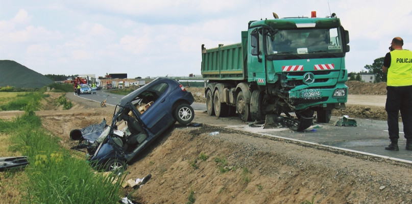 Dwie osoby podróżujące renault, nie przeżyły czołowego zderzenia z ciężarówką [Foto: RED]