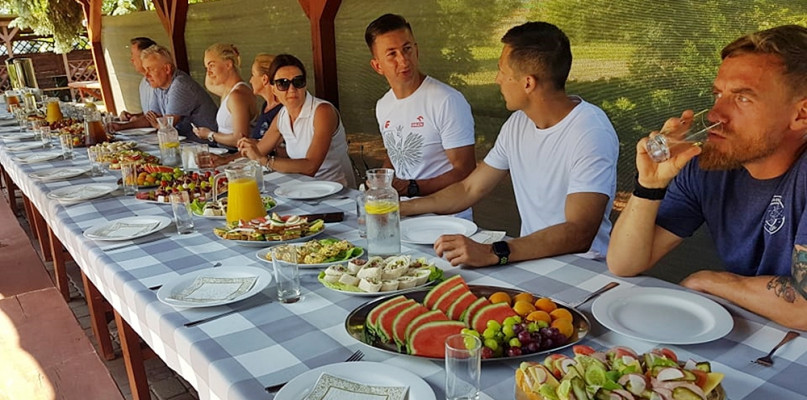 To drugie spotkanie z cyklu 'Śniadanie z Mistrzami Sportu' organizowane przez Powiat Płoński w tej kadencji samorządowej, tym razem w plenerze [Foto: Krystian Jobski]