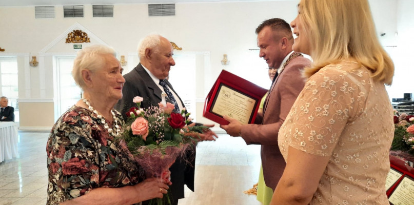 Samorząd Gminy Załuski złożył małżonkom najserdeczniejsze gratulacje i życzenia [Foto: Łukasz Wielechowski] 