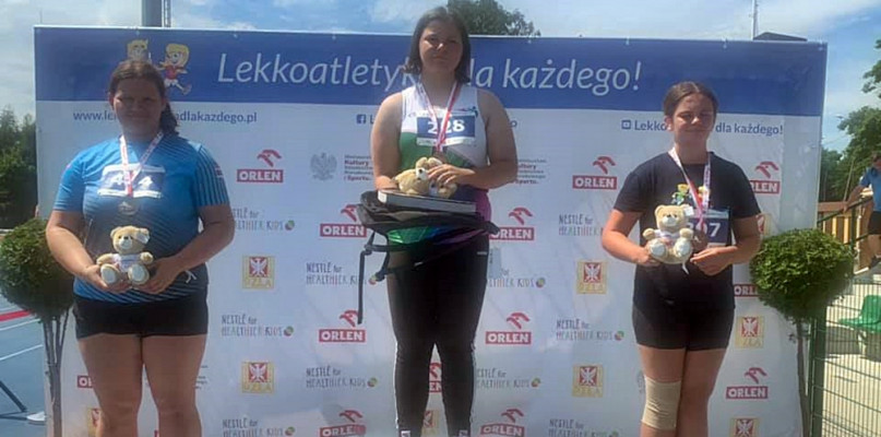 Ola Cieszewska na najwyższym stopniu podium w konkursie pchnięcia kulą [Foto: zbiory klubowe]