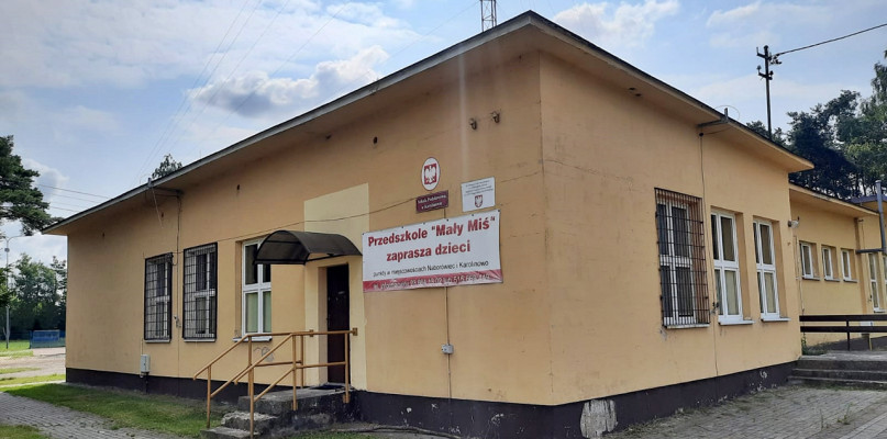 Jeden z budynków na terenie gminy Załuski (Karolinowo), na którego remont pozykano pieniądze [Foto: Łukasz Wielechowski]