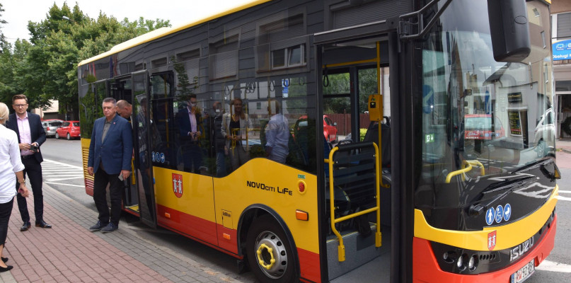 To ten autobus już po wakacjach będzie regularnie woził pasażerów po Płońsku. W przejeździe testowam uczestniczył m.in. burmistrz Andrzej Pietrasik 