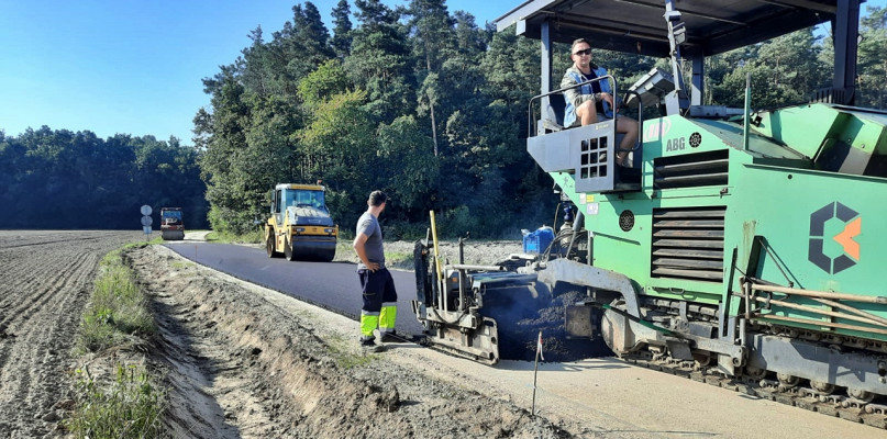 Trwa wylewanie asfaltu na drodze we wsi Grąbczewo [Foto: Łukasz Wielechowski]