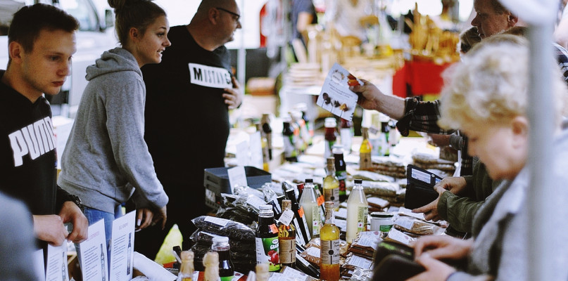 Kilkudziesięciu wystawców oferowało zwiedzajacym jarmark swoje produkty [Foto: Dawid Turowiecki] 
