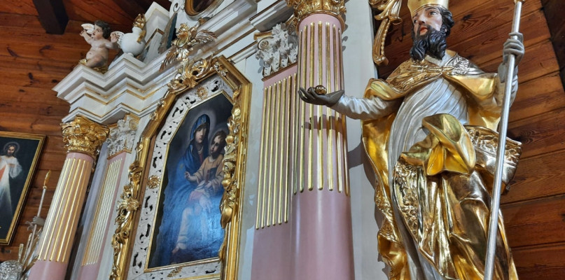 Odnowiony ołtarz w kościele w Sarbiewie [Fot.: Łukasz Wielechowski]