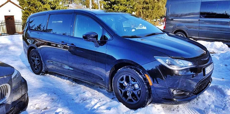 Jednym ze skradzionych pojazdów jest ten chrysler - aktualna rejestracja była następująca: WPN RE59 [Fot. Czytelniczki]