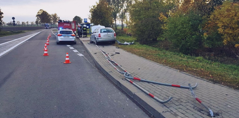 Skoda zatrzymała się na chodniku, zaledwie kilka metrów od przystanku autobusowego [Fot. KPP Płońsk]