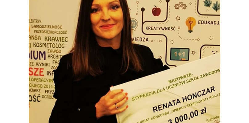 Renata Honczar z symbolicznym czekiem, nagrodą za tytuł 'Opiekuna Stypendysty' w Roku 2020/2021 [Foto: zbiory prywatne]