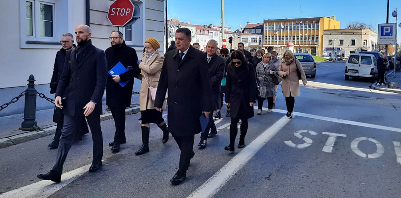 W poniedziałek w południe z płońskiego rynku już po raz czternasty wyruszył tak zwany Marsz Milczenia, organizowany pod honorowym patronatem Ambasady Izraela w Polsce, upamiętniający likwidację płońskiego getta [Fot. Ł.W.]