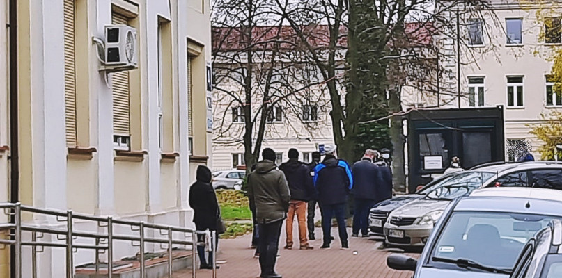 Dzisiejsza kolejka na terenie płońskiego szpitala do punktu pobrań materiału biologicznego w kierunku SARS CoV-2 [Fot. Łukasz Wielechowski]
