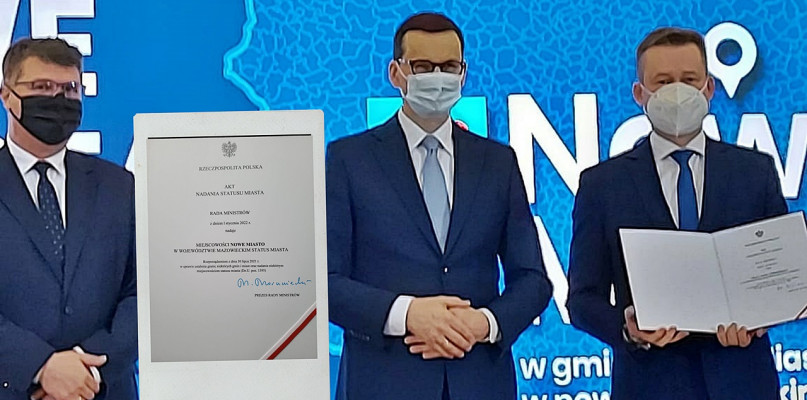 Od lewej: poseł Maciej Wąsik, Sekretarz Stanu w MSWiA, premier Mateusz Morawiecki i wójt, za chwilę burmistrz Nowego Miasta Sławomir Zalewski 