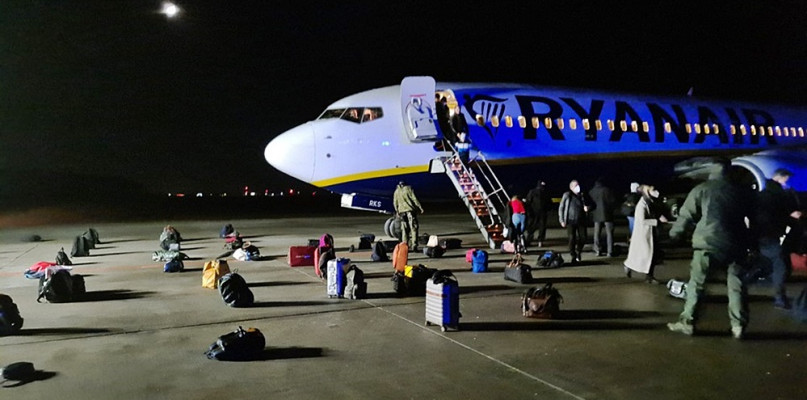 W samolocie było 87 osób, w tym 6 osób załogi. Wszyscy bezpiecznie opuścili samolot i oczekiwali na sprawdzenie bagaży [fot.: Foto: Jakub Bujnik|Goniec Warszawa/za wirtualnynowydwor.pl]