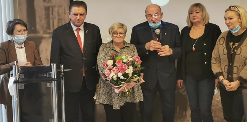 Dziś Marię Zembrzuską, która przechodzi na emeryturę, pożegnali płońscy samorządowcy [Fot. zbiory urzędowe]