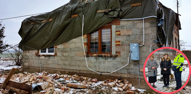 Styczniowa wichura zerwała dach na jednym z budynków mieszkalnych we wsi Raszewo Włościańskie [Fot.: Łukasz Wielechowski]