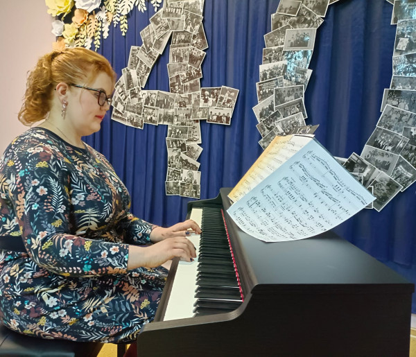 Uczniowie uczniom muzycznie z okazji jubileuszu szkoły [FOTO-VIDEO]-9476