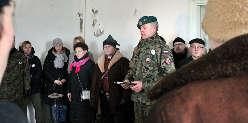 Podczas wydarzenia odbyła się krótka prelekcja historyczna, dotycząca genezy wybuchu powstania styczniowego, a także potyczki, jaka miała miejsce w Uniecku 28 stycznia 1863 roku, którą wygłosił dowódca JS1863 Artur Zybała [Fot.: Dawid Ziółkowski]