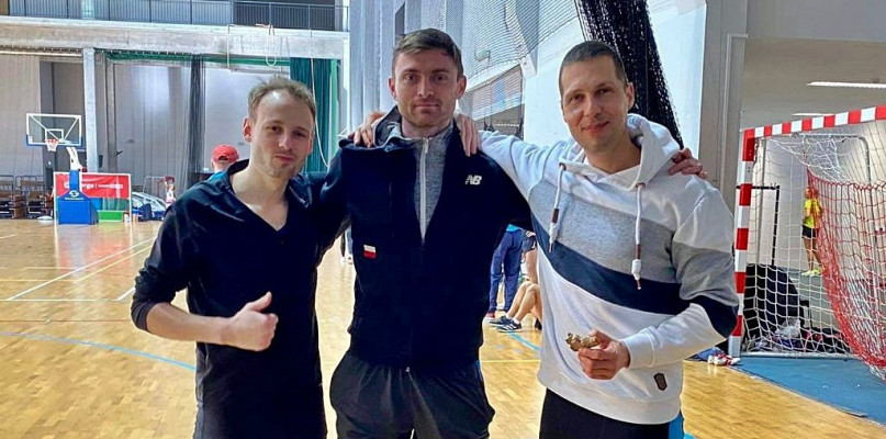 Nasi biegacze w hali rozgrzewkowej z Szymonem Ogonowskim (w środku) z Mazovii Ciechanów, mistrzem Polski Masters na 400 metrów z 2021 i 2022 roku (fot.: zbiory własne]