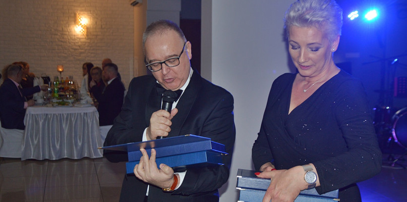 Monika Zimnawoda i Maciej Gąsiorek za chwilę wręczą okolicznościowe pamiątki dla osób, które wspierają bal każdego roku  