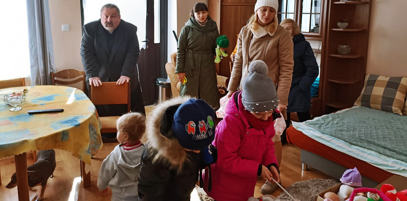 - Misją Kościoła jest nieść pomoc drugiemu człowiekowi, dlatego otwieramy drzwi i serca tym osobom, którym możemy pomóc w praktyce, również w czasie wielkiego postu. Można z czegoś zrezygnować, by podzielić się czymś z bliźnim - mówi ks. kan. Tadeusz Milczarski, proboszcz parafii św. Pankracego w Guminie [fot.: Łukasz Wielechowski]