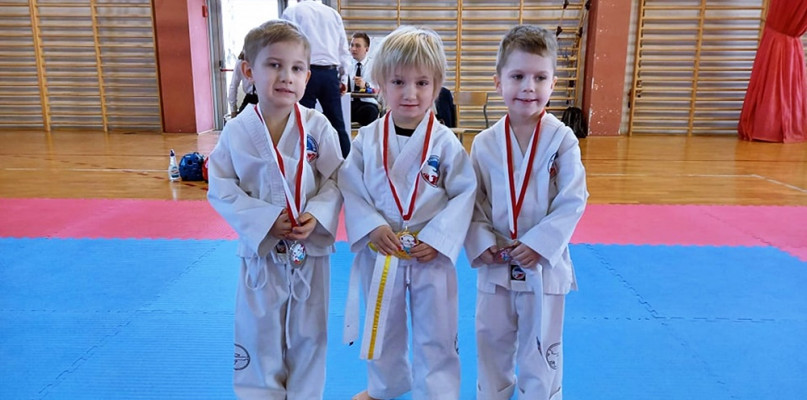 4-letni Max Truszkowski z Płońska (na zdjęciu w środku), najmłodszy zawodnik Cobry, zdobył w swojej kategorii wiekowej złoty medal [fot.: zbiory klubowe]