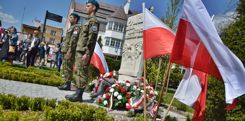 Warta klas mundurowych ZS nr 1 w Płońsku przy pomniku Konstytucji 3 maja w biało-czerwonej scenerii [fot.: Dawid Turowiecki] 