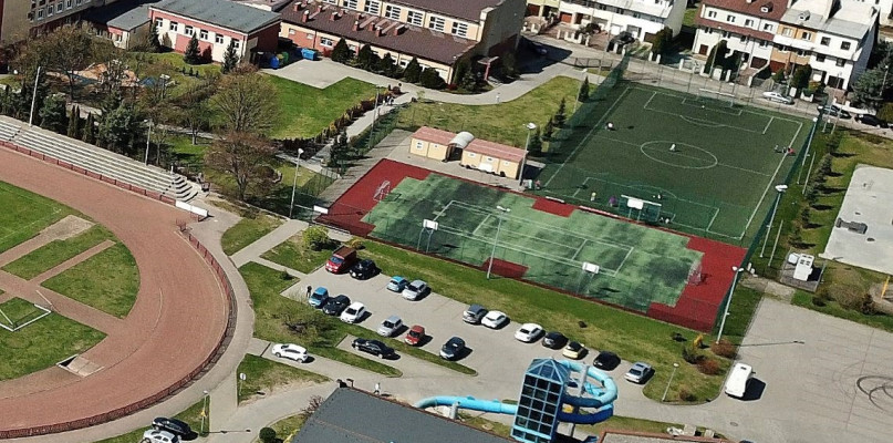 Miasto Płońsk pozyskało 300 tys. zł z programu „Mazowsze dla sportu 2022” na modernizację boiska wielofunkcyjnego (na zdjęciu obok parkingu) należącego do kompleksu MCSiR w Płońsku [fot.: zbiory urzędowe]