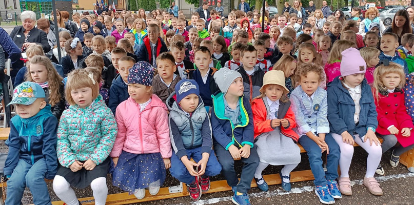 1 czerwca to dla dzieci z terenu gminy Joniec był podwójnie ważny dzień. Obchodzili swoje święto, ale również uroczyście celebrowali fakt przekazania placówce sztandaru [fot.: Ł.W.]