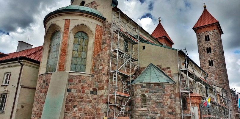 Najpierw wyremontowane zostały wieże romańskiej bazylki w Czerwińsku nad Wisłą, teraz czas na mury, w których trzeba wymienić spoiny oraz odnowić kamienie [fot.: Łukasz Wielechowski] 