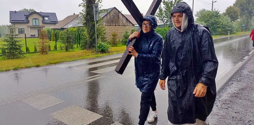 Krzyż Michałowi pomagała nieść dziś przy padającym deszczu m.in. Małgorzata Romanowska [fot.: Ł.W.]