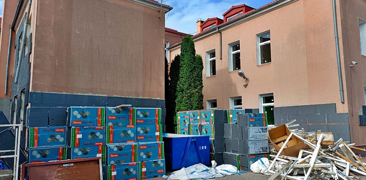 Na szeroką skalę trwa remont szkoły podstawowej przy ul. Wolności w Płońsku [fot.: Ł.W.]