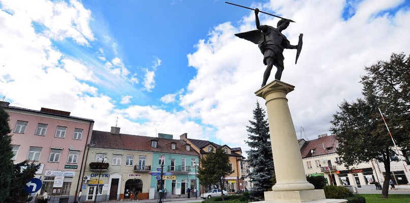 Pomnik patrona miasta na płońskim rynku [fot.: zbiory UM Płońsk]
