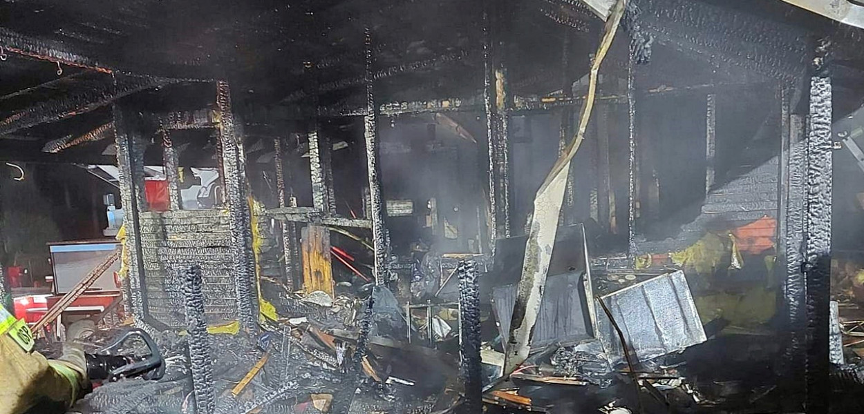Drewniany dom spłonął doszczętnie [fot.: OSP KSRG Nowe Wrońska]