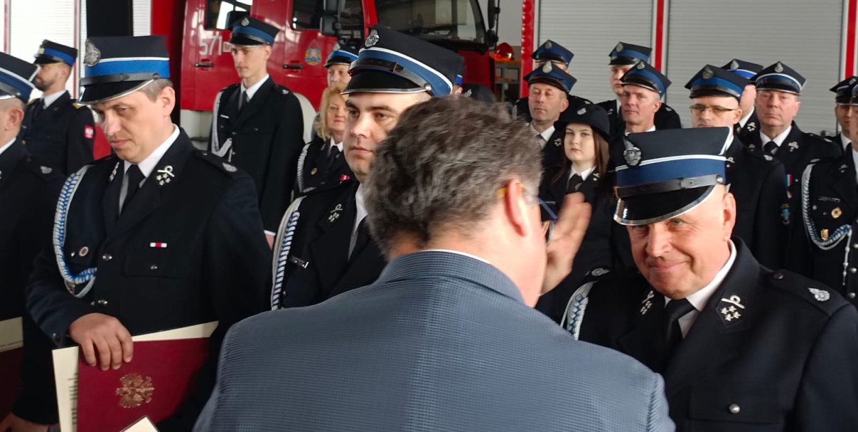 Promesę na samochód strażacki otrzymało m.in. OSP w Raciążu [fot.: Łukasz Wielechowski]